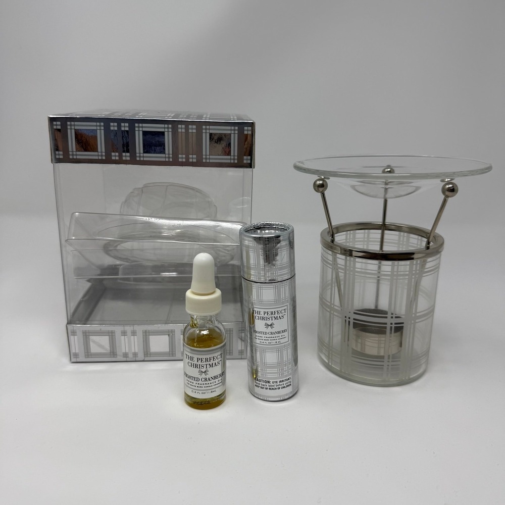 Bath & Body Works Candle Co. Perfect Christmas Fragrance Oil Warmer and oil